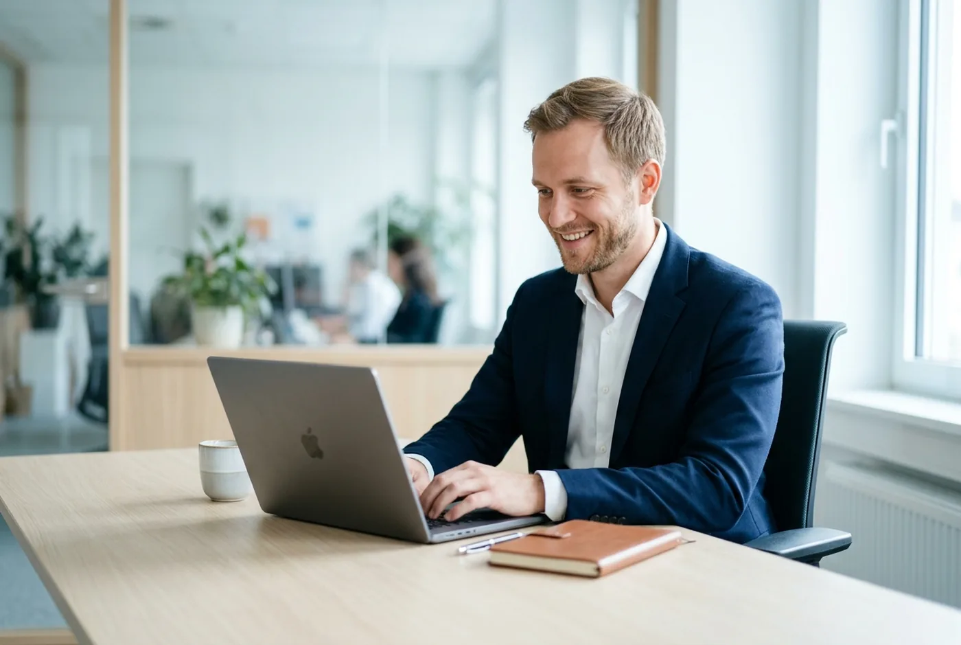 Vertriebsmitarbeiter erhält eine vorbereitete Anfrage am Laptop (photorealistisches Creative)